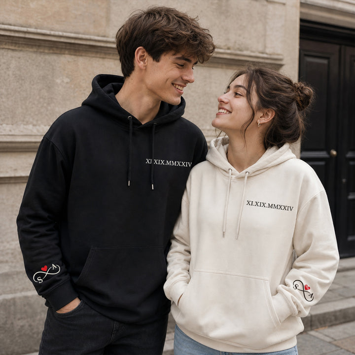 Sweat à Capuche Personnalisé Date en Chiffres Romains & Initiales avec Cœur sur la Manche - Cadeau de Couple