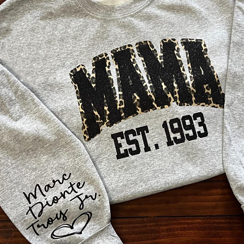 Sweat-shirt à paillettes personnalisé avec broderie léopard Mama Est Yaer et nom d'enfant