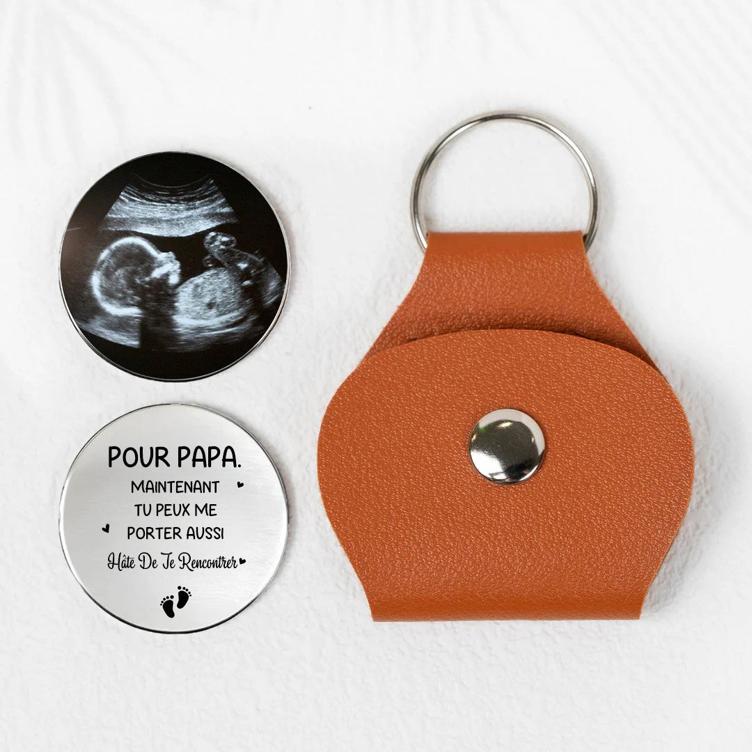 Maintenant, tu peux me porter aussi. J'ai hâte de te rencontrer - Pochette photo personnalisée en cuir.