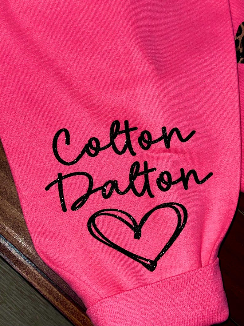 Sweat-shirt à paillettes personnalisé avec broderie léopard Mama Est Yaer et nom d'enfant