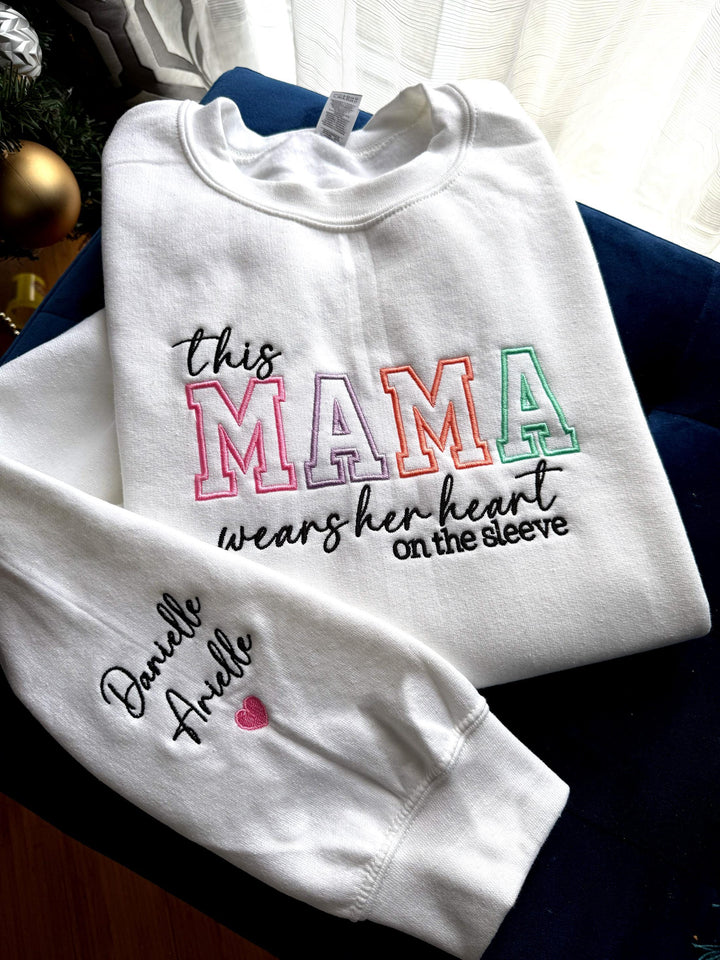Maman porte son cœur sur ses manches T-shirt brodé personnalisé Sweat à capuche à col rond Cadeau pour maman