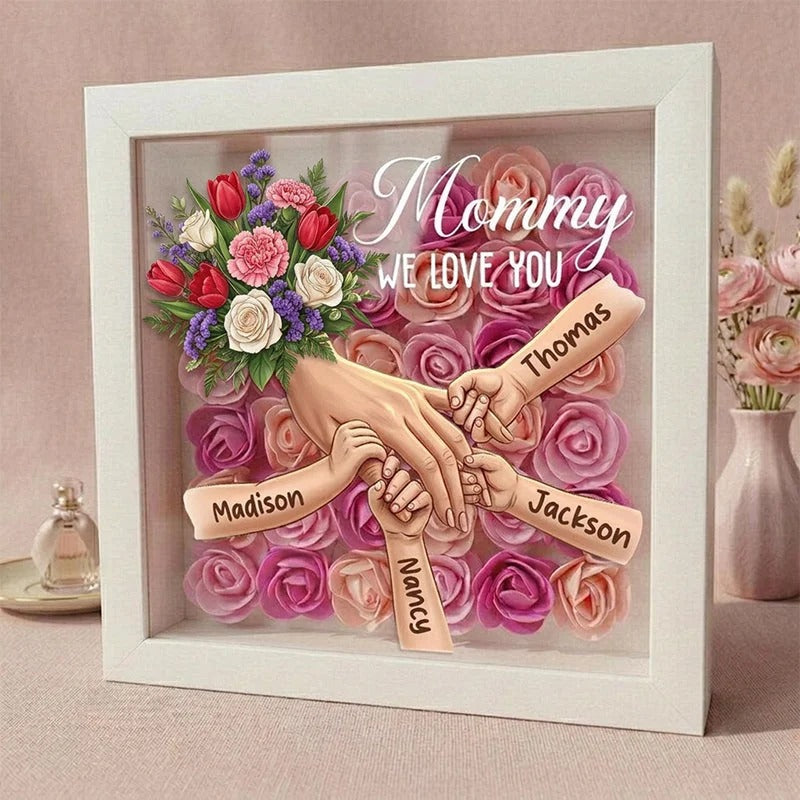 Cadre-vitrine personnalisé « Mains entrelacées » avec tulipes, roses blanches et œillets — Pour Maman