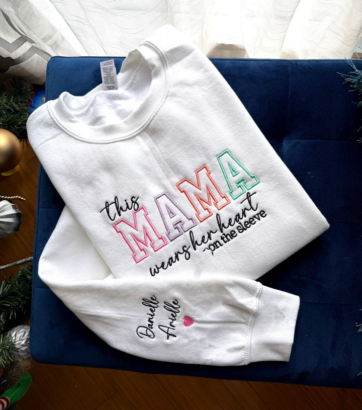 Maman porte son cœur sur ses manches T-shirt brodé personnalisé Sweat à capuche à col rond Cadeau pour maman
