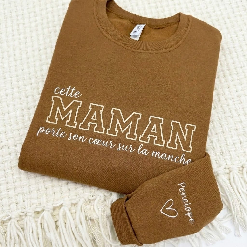 Cette Maman porte son cœur sur sa manche – Sweat brodé personnalisé pour maman et mamie