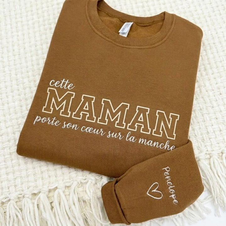 Cette Maman porte son cœur sur sa manche – Sweat brodé personnalisé pour maman et mamie