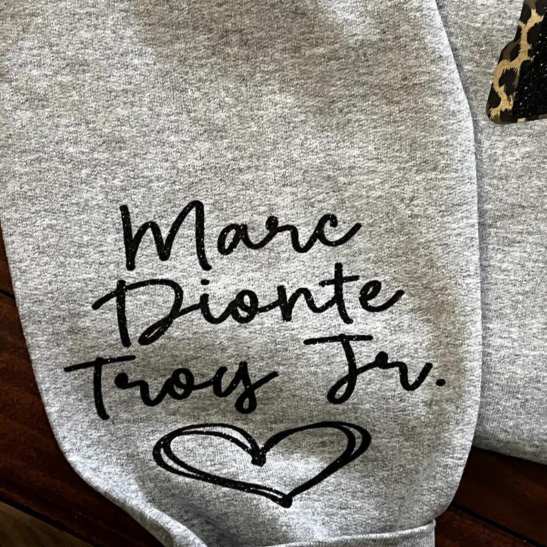 Sweat-shirt à paillettes personnalisé avec broderie léopard Mama Est Yaer et nom d'enfant