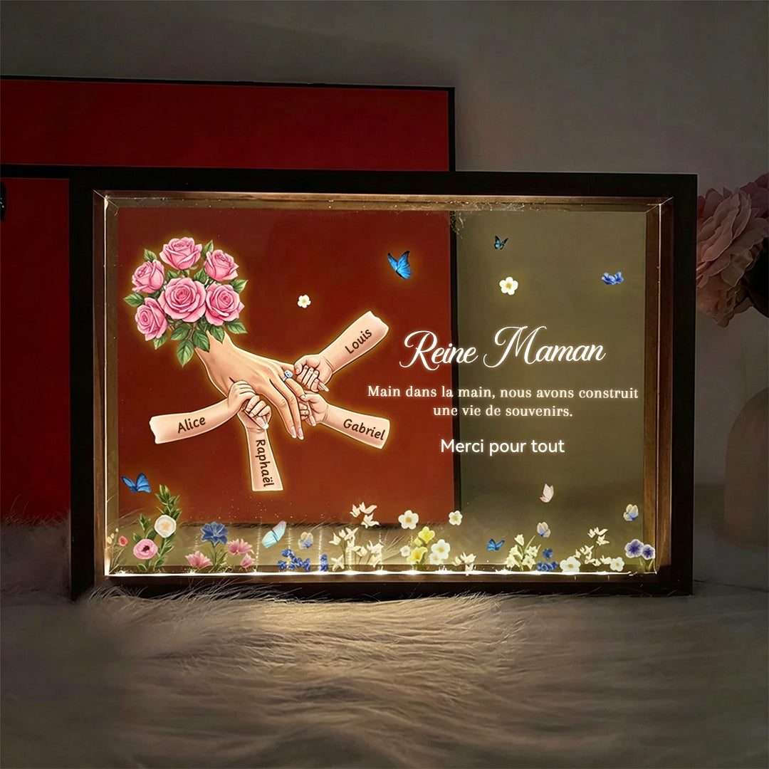 Cadeau Fête des Mères personnalisé – Veilleuse LED Mains de maman avec prénoms et design familial