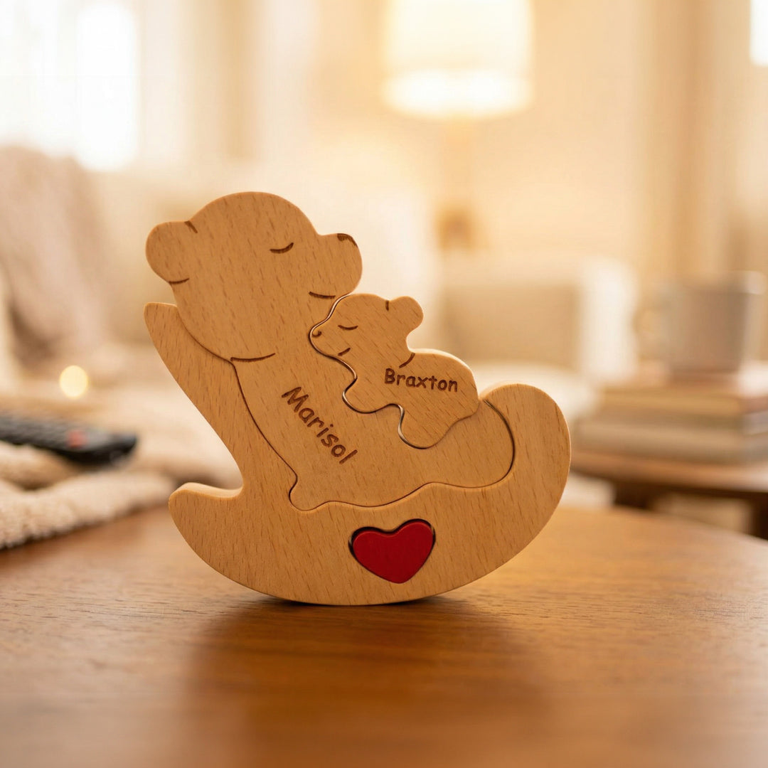 Puzzle familial en bois personnalisé – Ours Maman berçant ses petits avec prénoms gravés