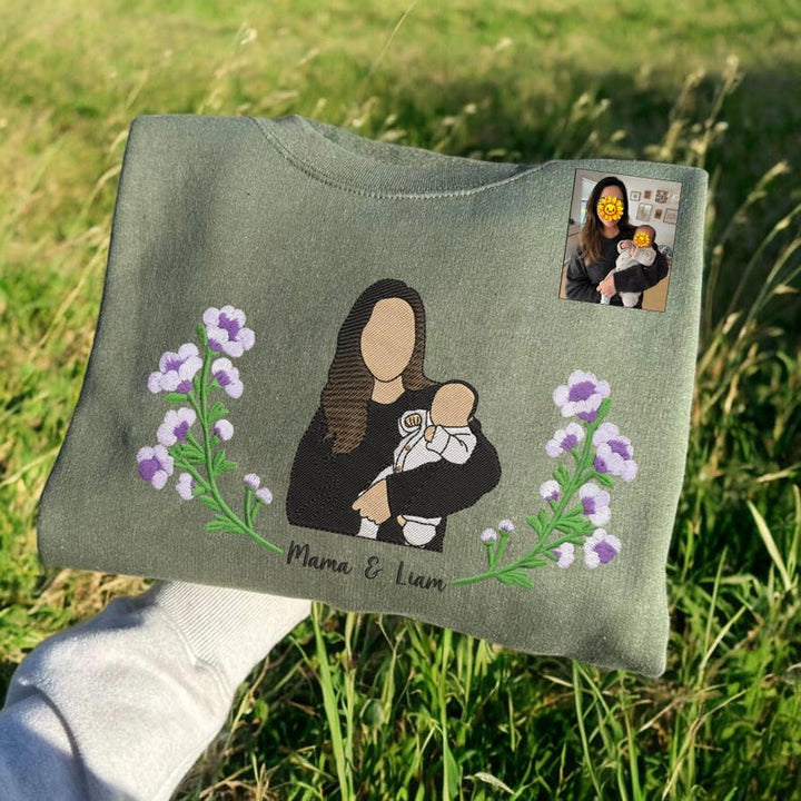Sweat-shirt brodé personnalisé avec portrait de maman et fleurs de naissance
