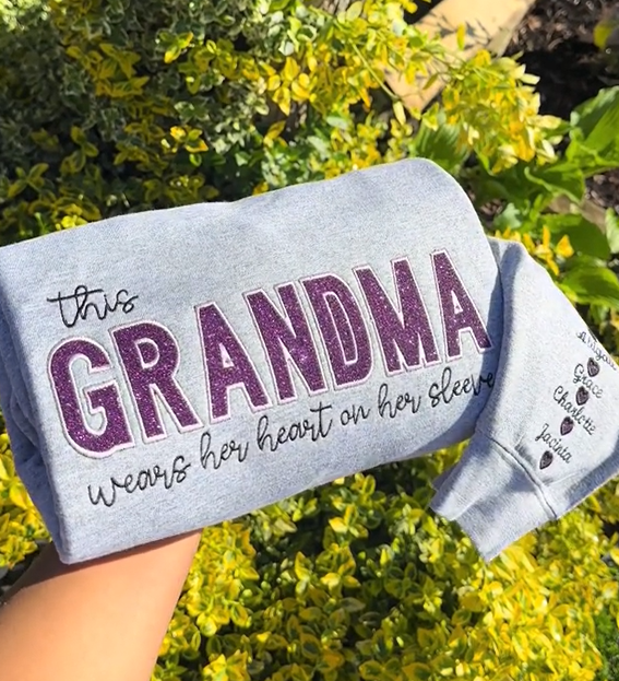 Maman porte son cœur sur ses manches T-shirt brodé personnalisé Sweat à capuche à col rond Cadeau pour maman