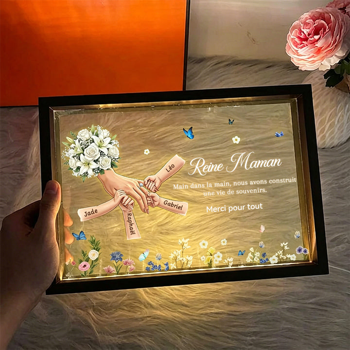 Cadeau Fête des Mères personnalisé – Veilleuse LED Mains de maman avec prénoms et design familial