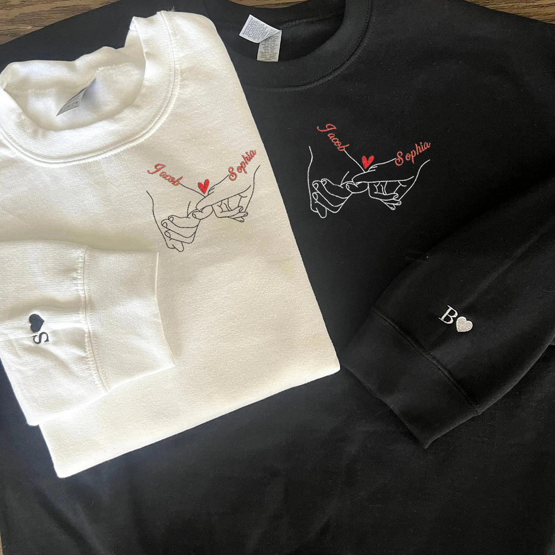 Sweat-shirts brodés main à main pour couples, avec les noms des deux partenaires.