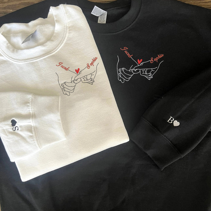 Sweat-shirts brodés main à main pour couples, avec les noms des deux partenaires.