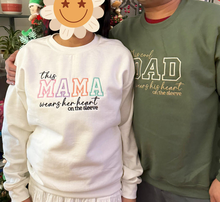 Maman porte son cœur sur ses manches T-shirt brodé personnalisé Sweat à capuche à col rond Cadeau pour maman
