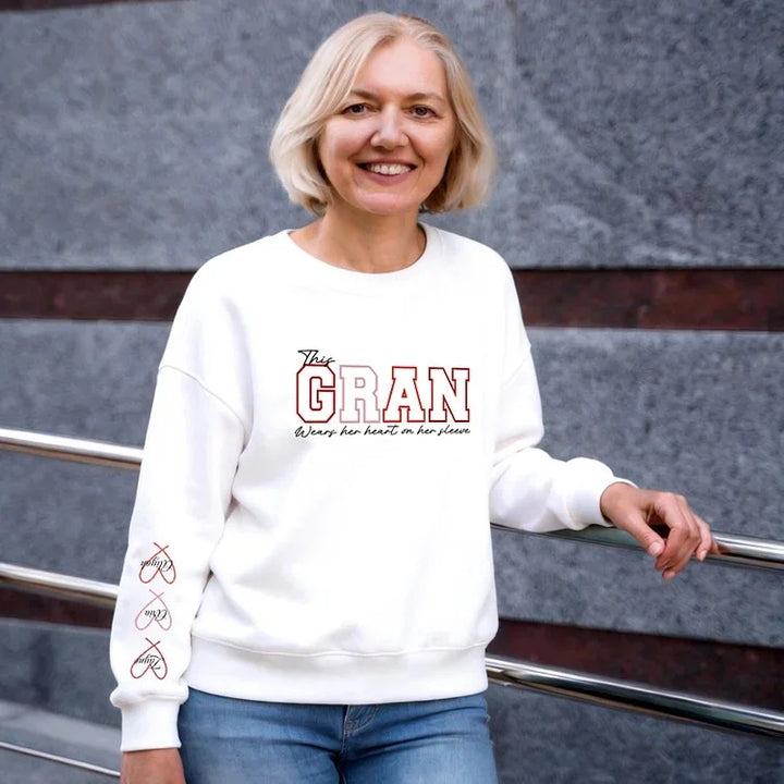 Cette Mamie porte son cœur sur sa manche – Sweat brodé personnalisé Fête des Mères