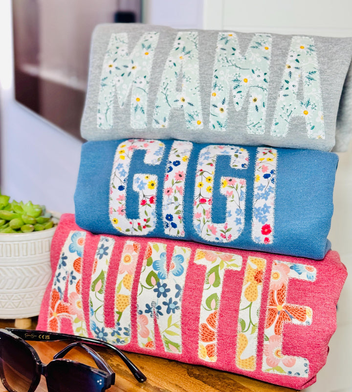 Sweat-shirt personnalisé « Maman » avec broderie florale et prénom sur la manche