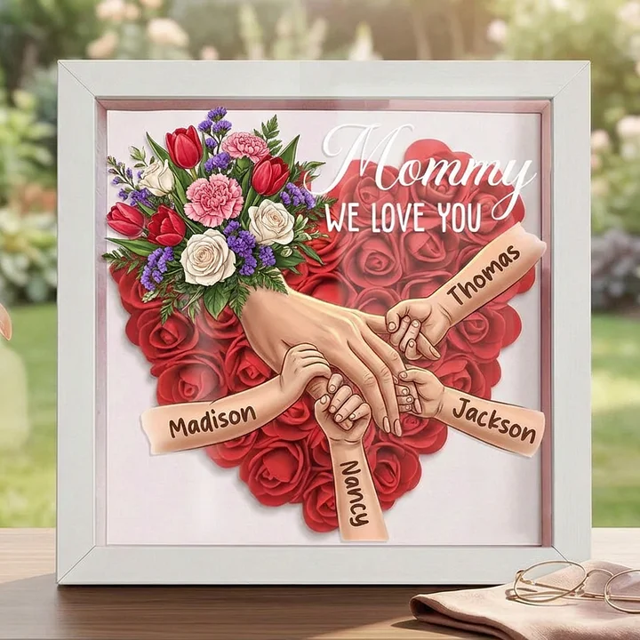 Cadre-vitrine personnalisé « Mains entrelacées » avec tulipes, roses blanches et œillets — Pour Maman