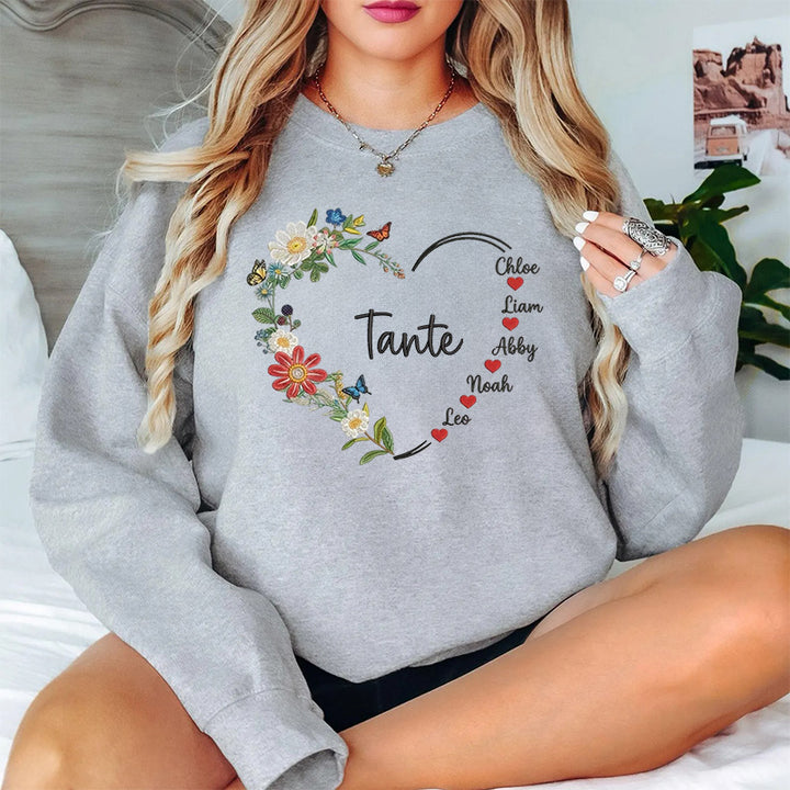 Sweat-shirt personnalisé avec broderie florale en forme de cœur et prénoms des enfants — Pour Grand-mère