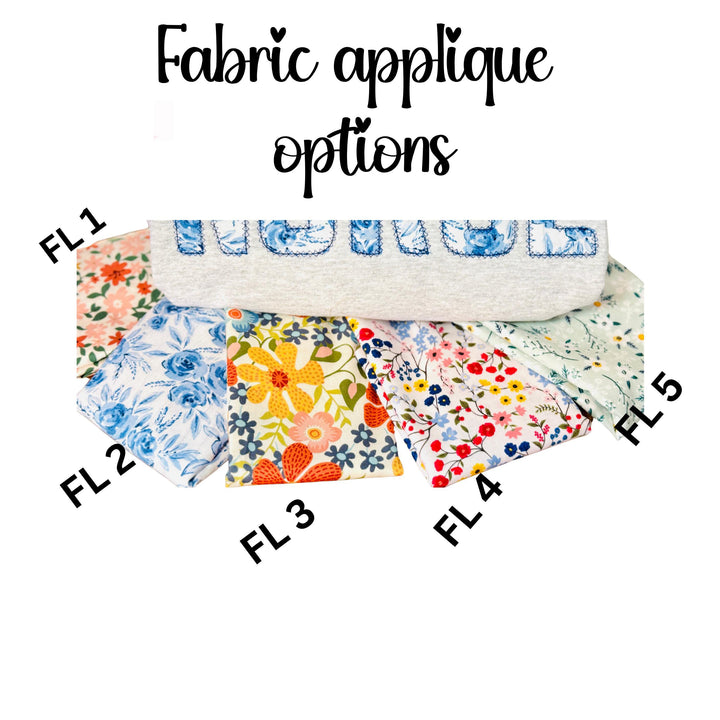 Sweat-shirt personnalisé « Maman » avec broderie florale et prénom sur la manche