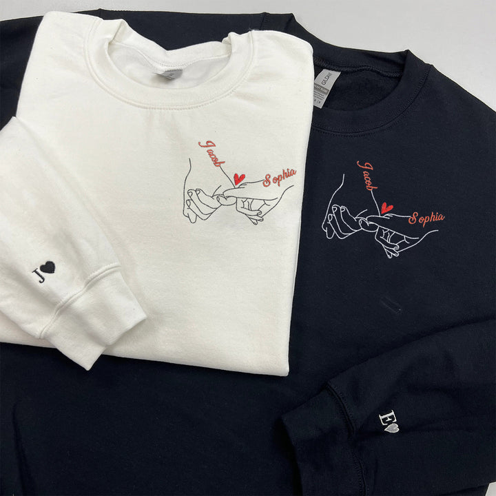 Sweat-shirts brodés main à main pour couples, avec les noms des deux partenaires.