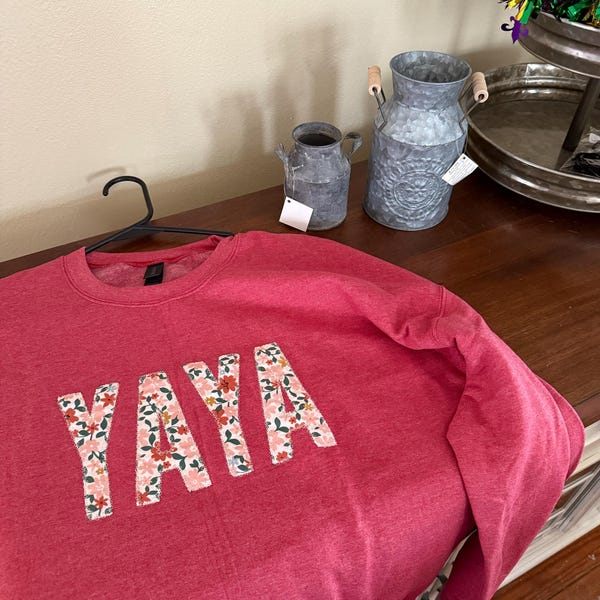 Sweat-shirt personnalisé « Maman » avec broderie florale et prénom sur la manche