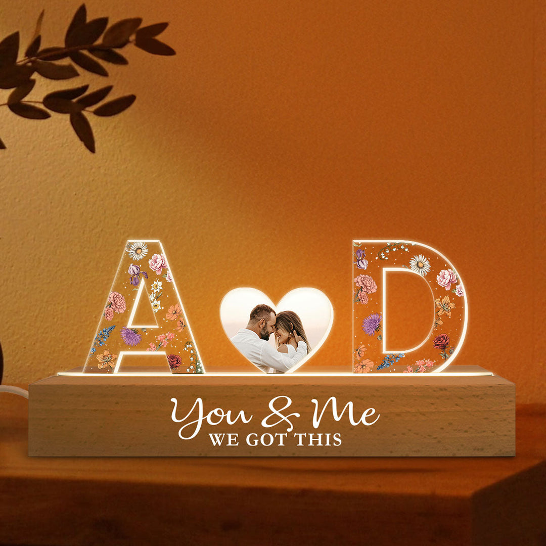 Veilleuse LED personnalisée en acrylique avec initiales de couple et thème floral