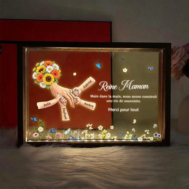 Cadeau Fête des Mères personnalisé – Veilleuse LED Mains de maman avec prénoms et design familial