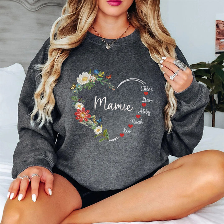 Sweat-shirt personnalisé avec broderie florale en forme de cœur et prénoms des enfants — Pour Grand-mère