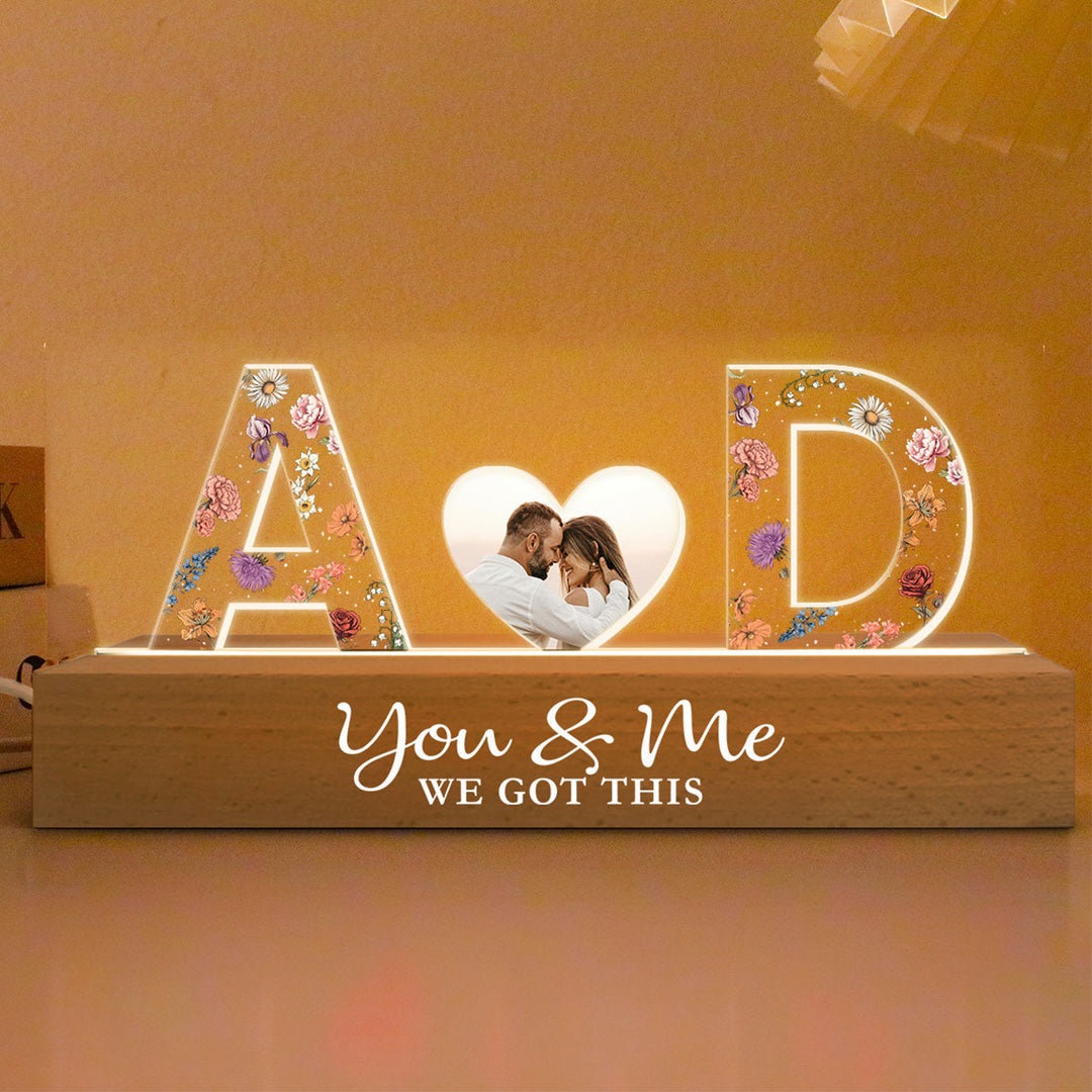 Veilleuse LED personnalisée en acrylique avec initiales de couple et thème floral