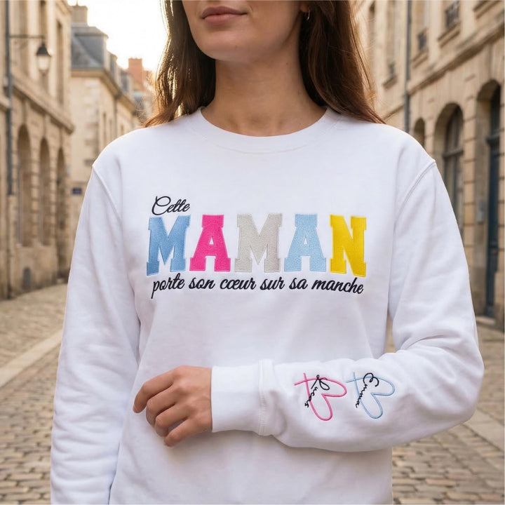 Cette Maman porte son cœur sur sa manche – Sweat brodé personnalisé Fête des Mères