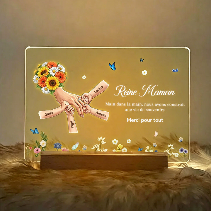 Cadeau Fête des Mères personnalisé – Veilleuse LED Mains de maman avec prénoms et design familial