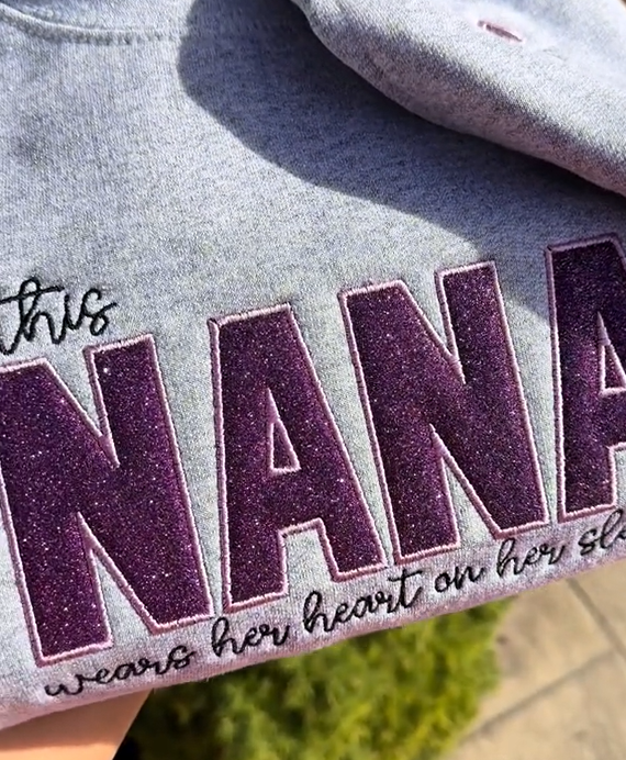Maman porte son cœur sur ses manches T-shirt brodé personnalisé Sweat à capuche à col rond Cadeau pour maman