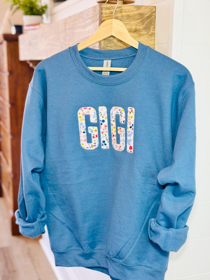 Sweat-shirt personnalisé « Maman » avec broderie florale et prénom sur la manche