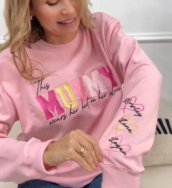 Cette Mamie porte son cœur sur sa manche – Sweat brodé personnalisé Fête des Mères