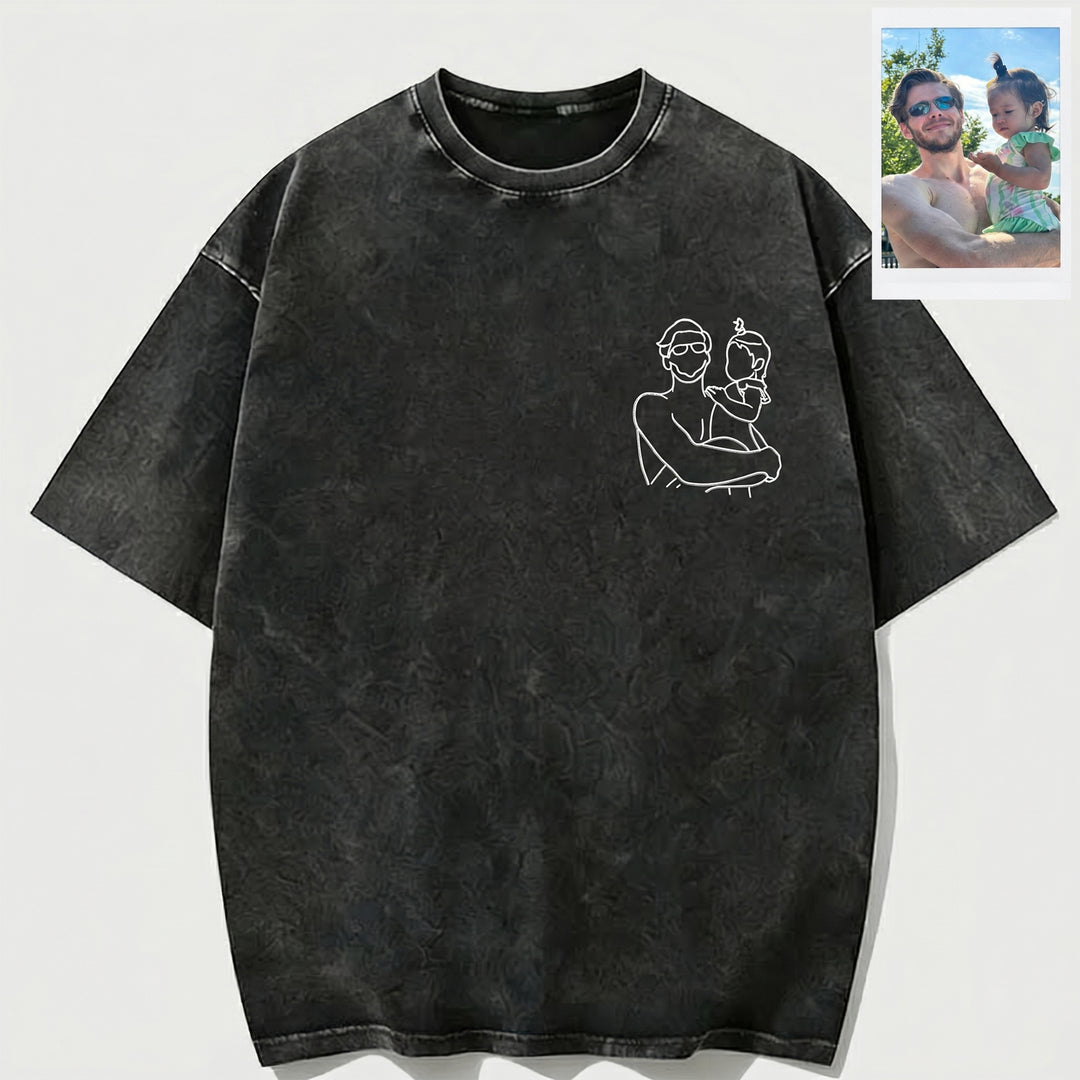 T-shirt à l'aspect délavé avec contour de portrait brodé — un cadeau pour maman ou papa
