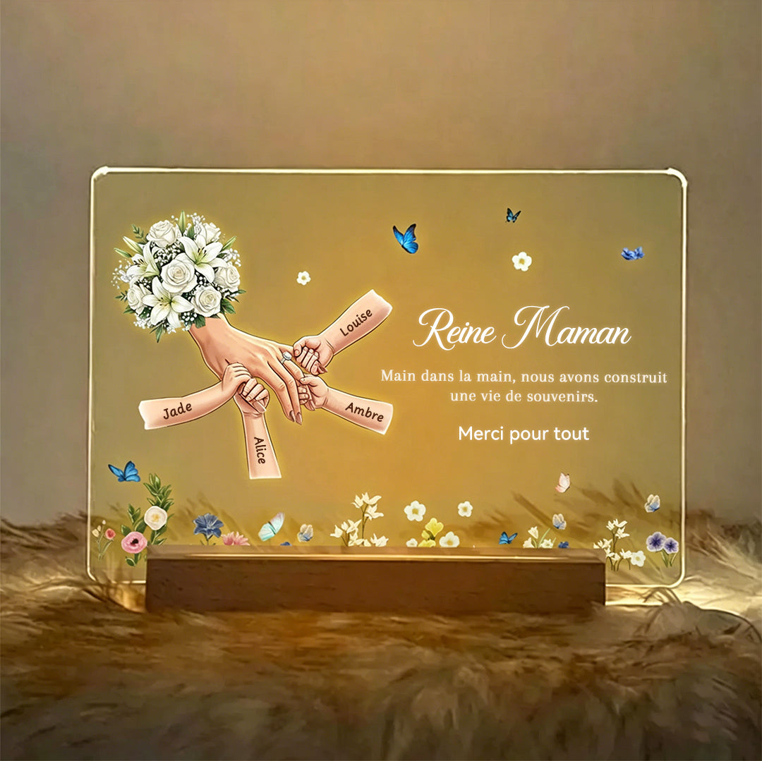 Cadeau Fête des Mères personnalisé – Veilleuse LED Mains de maman avec prénoms et design familial