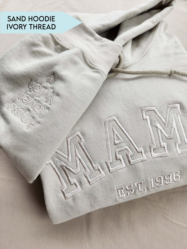 Sweat-shirt personnalisé pour maman avec paillettes brodées avec le nom de l'enfant sur la manche