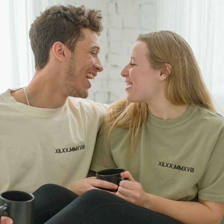 Sweat-shirt pour couple avec date et chiffres romains brodéssur mesure
