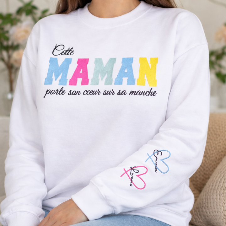 Cette Maman porte son cœur sur sa manche – Sweat brodé personnalisé Fête des Mères