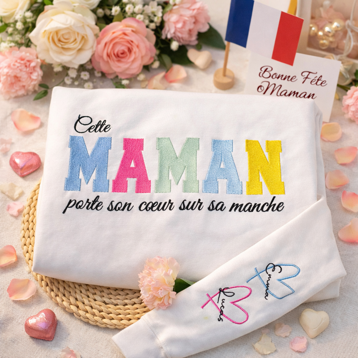 Cette Maman porte son cœur sur sa manche – Sweat brodé personnalisé pour maman/mamie/tante