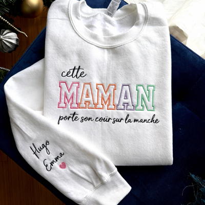Maman porte son cœur sur ses manches T-shirt brodé personnalisé Sweat à capuche à col rond Cadeau pour maman