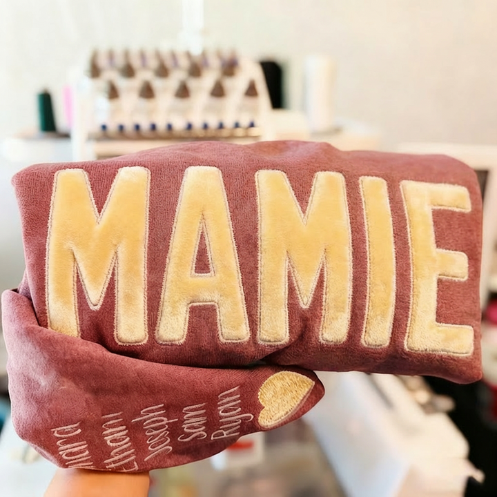 Sweat-shirt de Noël brodé personnalisé avec le nom de maman/papa/mamie/papi