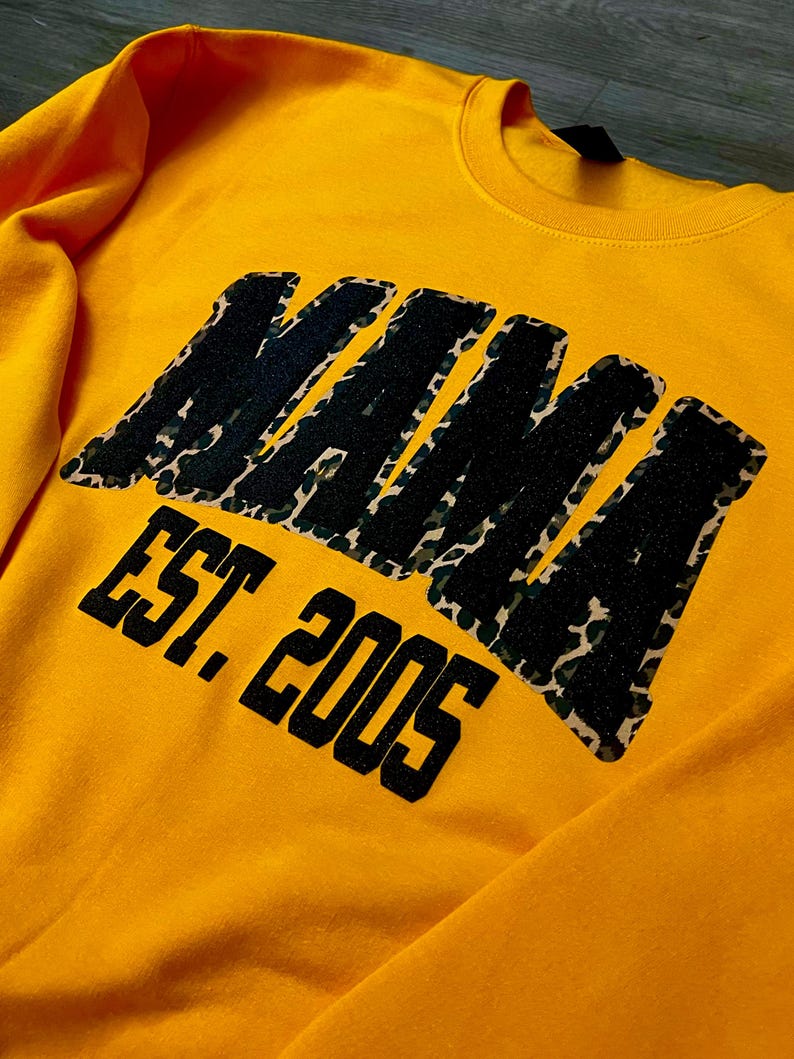 Sweat-shirt à paillettes personnalisé avec broderie léopard Mama Est Yaer et nom d'enfant