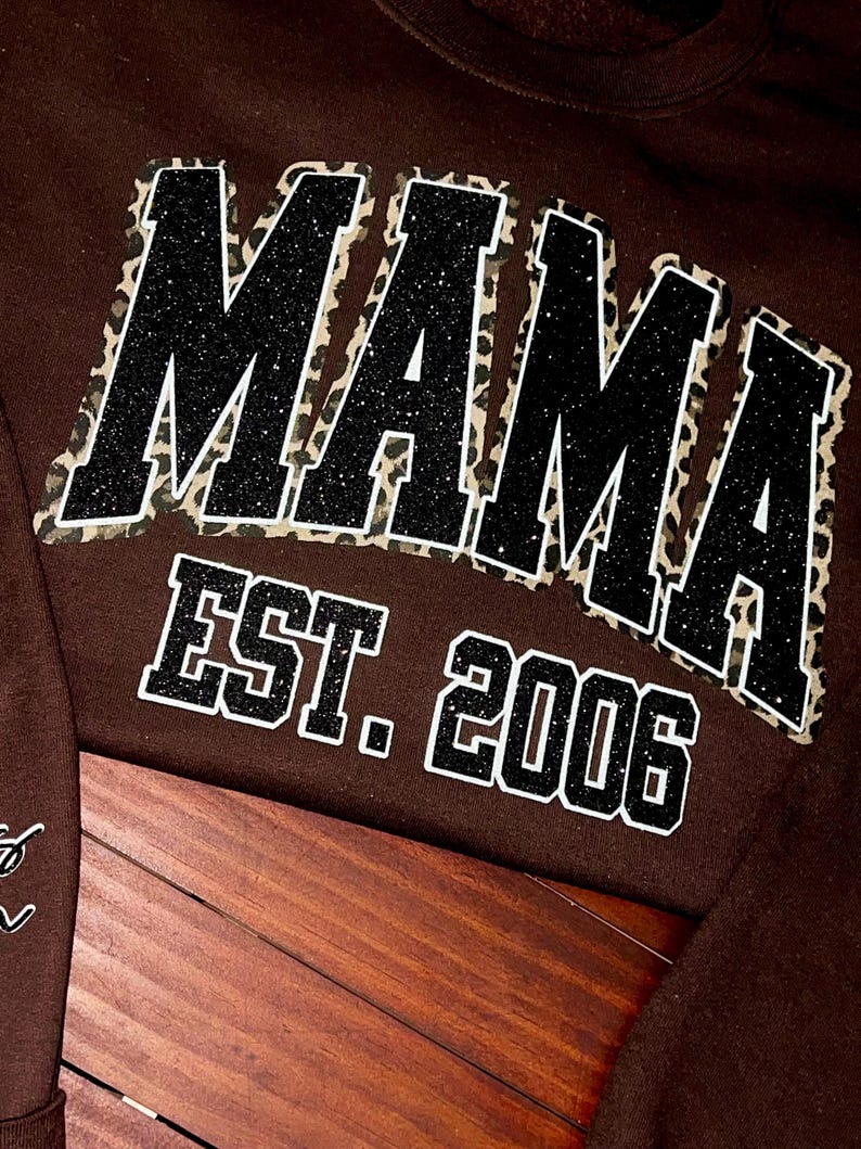 Sweat-shirt à paillettes personnalisé avec broderie léopard Mama Est Yaer et nom d'enfant