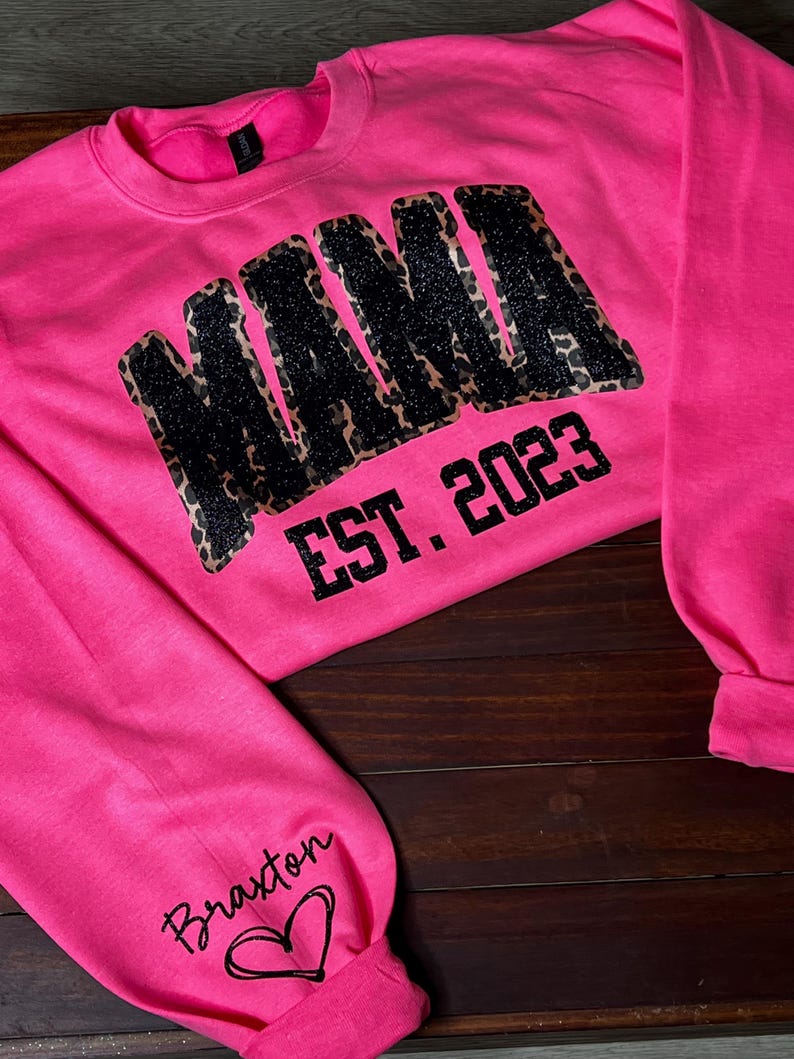 Sweat-shirt à paillettes personnalisé avec broderie léopard Mama Est Yaer et nom d'enfant
