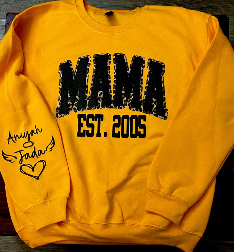 Sweat-shirt à paillettes personnalisé avec broderie léopard Mama Est Yaer et nom d'enfant