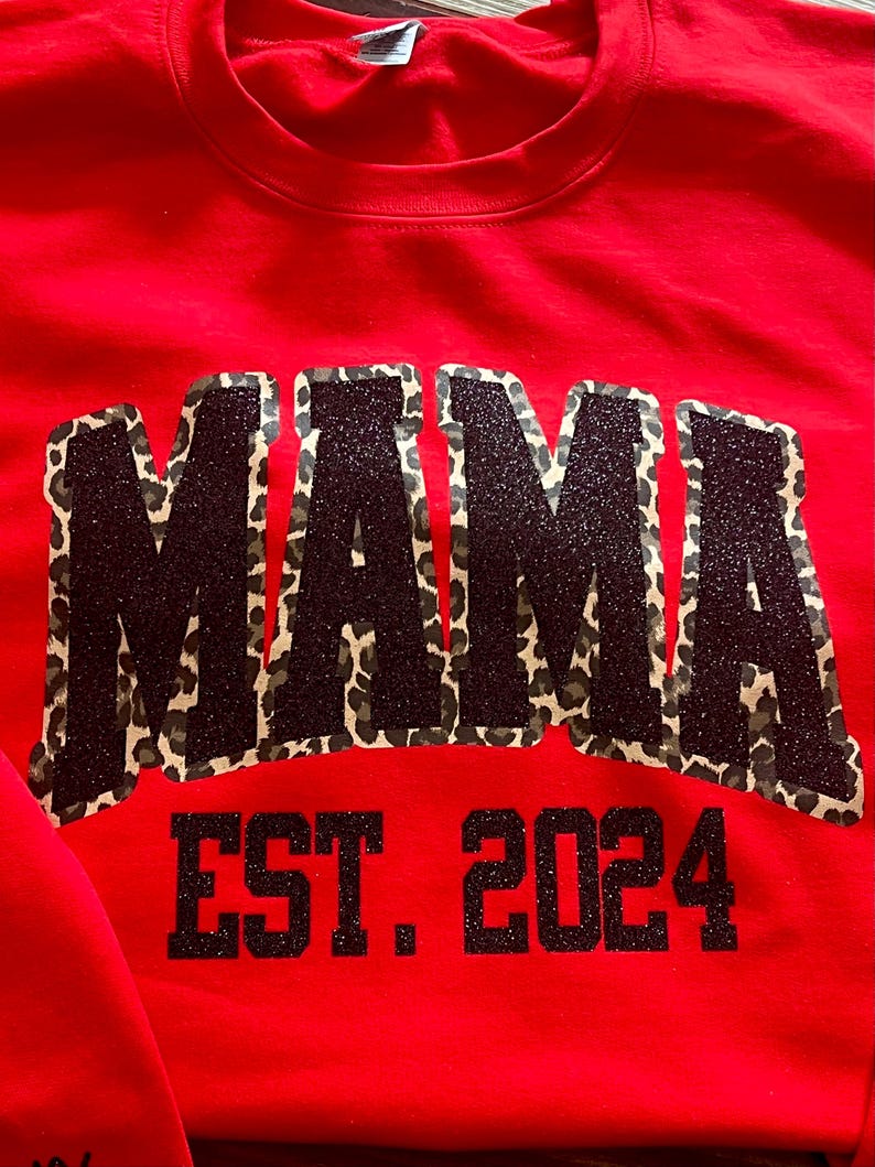 Sweat-shirt à paillettes personnalisé avec broderie léopard Mama Est Yaer et nom d'enfant