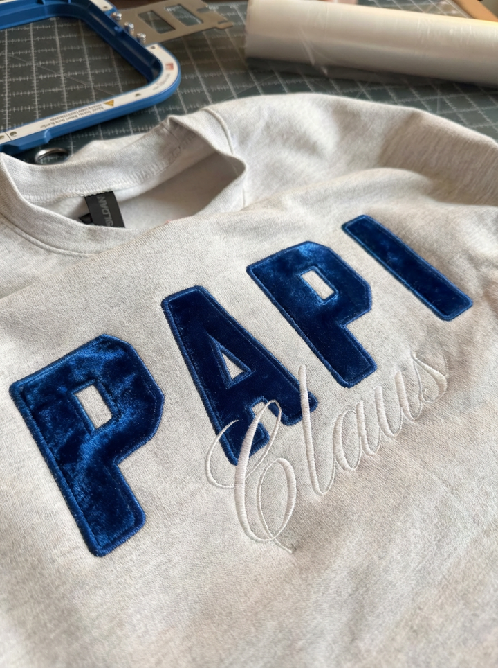 Sweat-shirt de Noël brodé personnalisé avec le nom de maman/papa/mamie/papi
