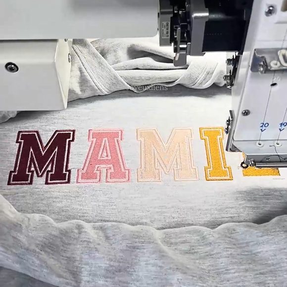 Cette Maman porte son cœur sur sa manche – Sweat brodé personnalisé Fête des Mères