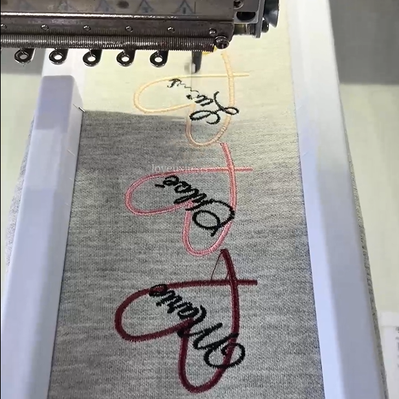 Cette Maman porte son cœur sur sa manche – Sweat brodé personnalisé Fête des Mères